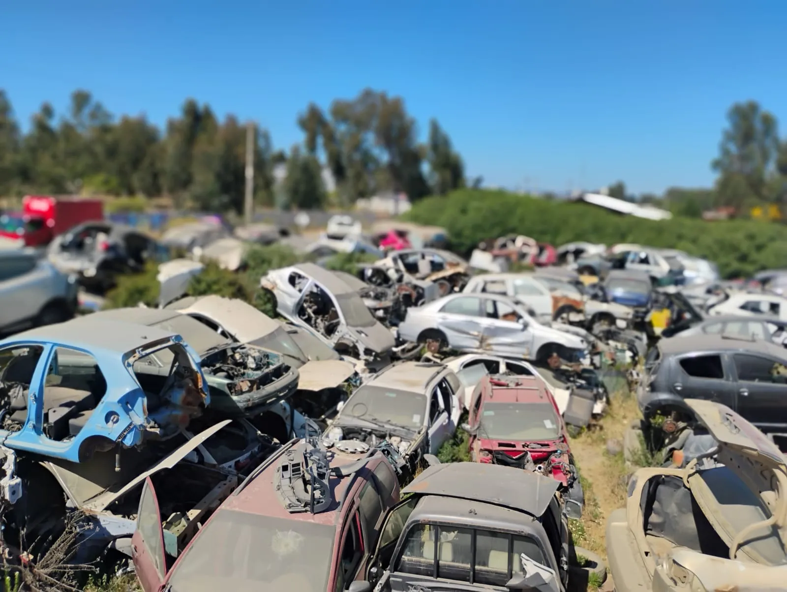 Mecánico inspeccionando una pieza